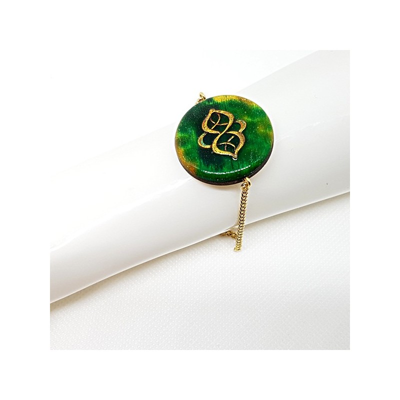 Bracelet femme baroque tons vert et or réglable Elégant avec des couleurs profondes l'aspect d'émail. Bracelet femme baroque tons vert et or réglable Elégant avec des couleurs profondes l'aspect d'émail.