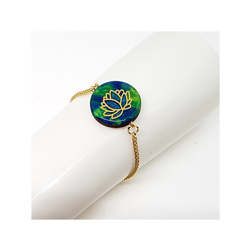 Bracelet artisanal pour femme décor nénuphar turquoise et or Elégant avec des couleurs profondes à l'aspect d'émail Bracelet artisanal pour femme décor nénuphar turquoise et or Elégant avec des couleurs profondes à l'aspect d'émail