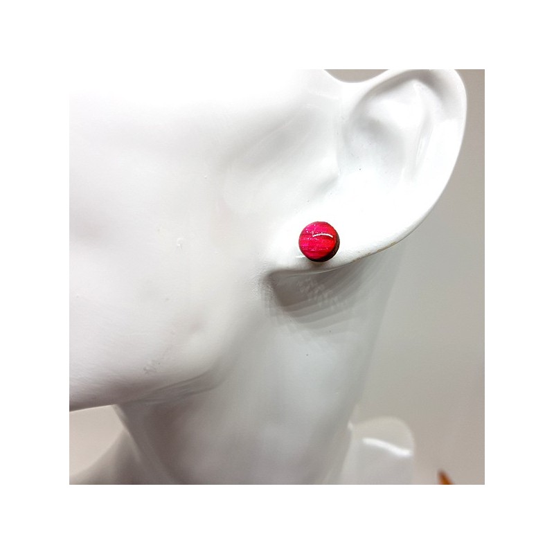 Petit bouton d'oreille, puce d'oreille rose strié et pailleté Petit bouton d'oreille, puce d'oreille rose strié et pailleté