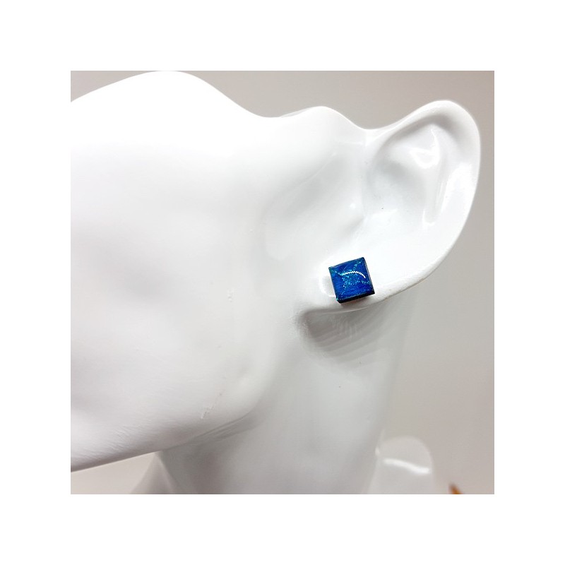 Petite puce d'oreille forme carrée turquoise et pailleté Petite puce d'oreille forme carrée turquoise et pailleté