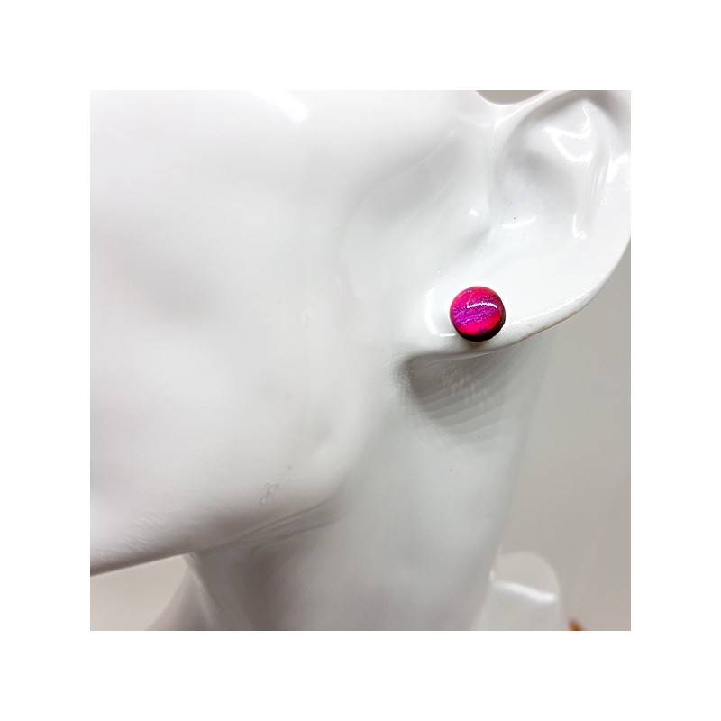 Puce ou bouton d'oreille rose et violet pailleté 8 mm aspect émail Puce ou bouton d'oreille rose et violet pailleté 8 mm aspect émail