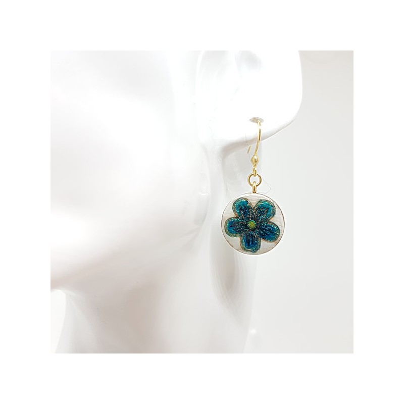 Boucle d'oreille femme fleur turquoise sur fond blanc et doré décor fait main Boucle d'oreille femme fleur turquoise sur fond blanc et doré décor fait main