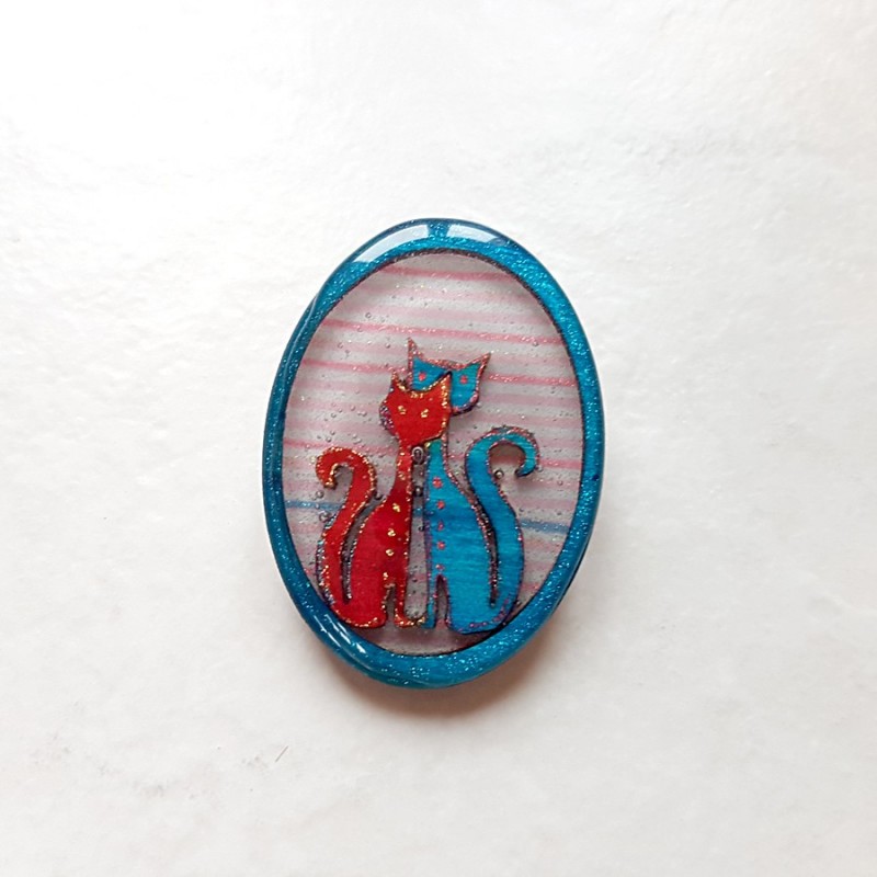 Broche artisanale un couple de chats amoureux bleu et rose scintillant Broche artisanale un couple de chats amoureux bleu et rose scintillant