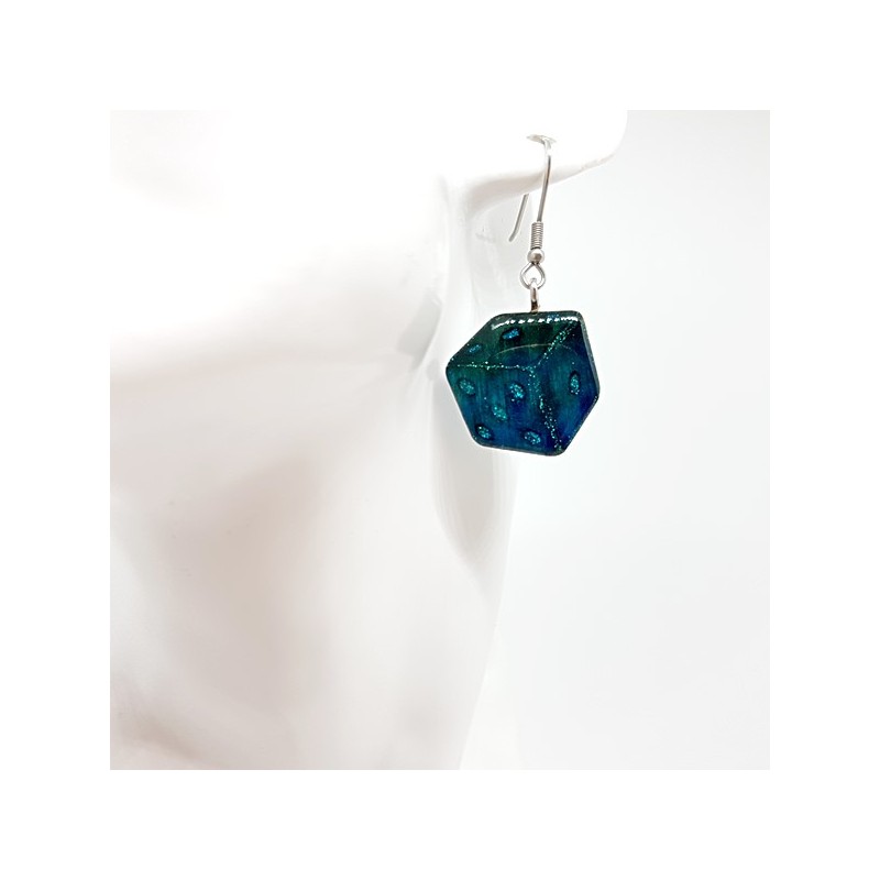 Boucle d'oreille artisanale en forme de à jouer turquoise pour joueuse avertie au décor fait main Boucle d'oreille artisanale en forme de à jouer turquoise pour joueuse avertie au décor fait main