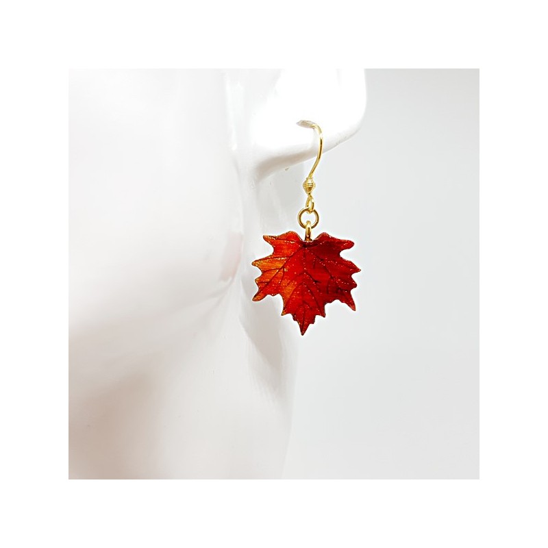 Paire de boucle d'oreille fantaisie feuille d'érable mordorée monture dorée Paire de boucle d'oreille fantaisie feuille d'érable mordorée monture dorée