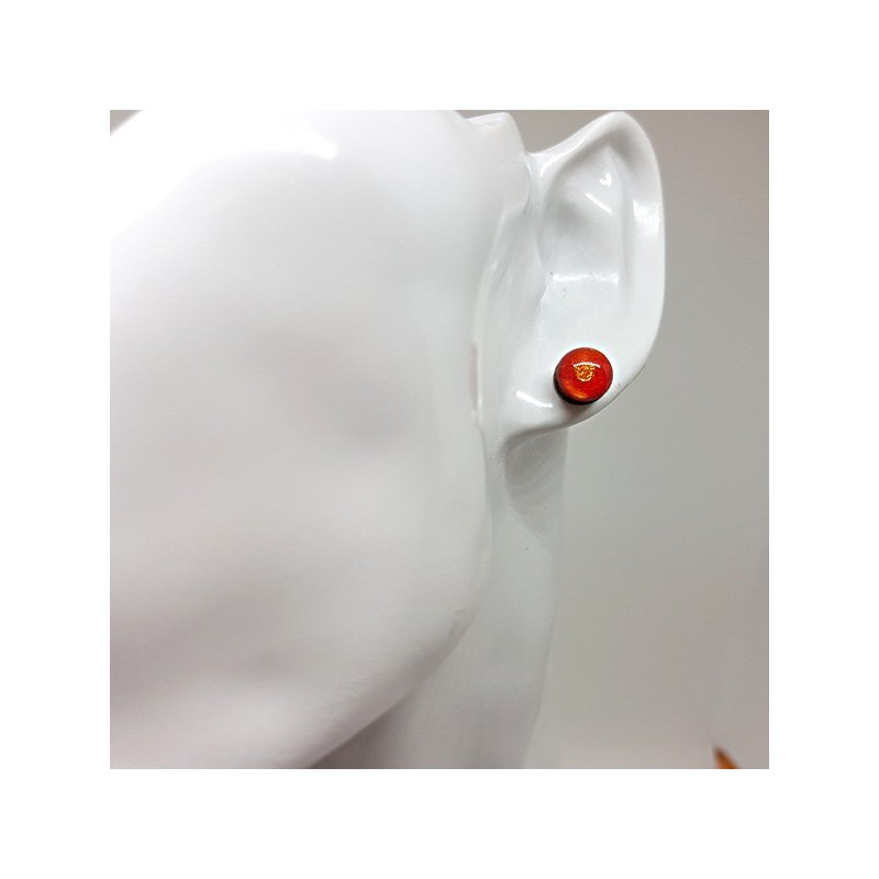 Bouton ou puce d'oreille rouge pailleté doré et scintillant prix doux couleurs profondes aspect émail Bouton ou puce d'oreille rouge pailleté doré et scintillant prix doux couleurs profondes aspect émail