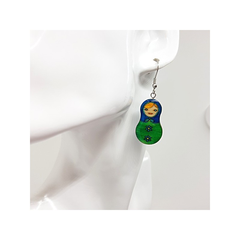Pendant d'oreille femme poupée russe bleu et vert monture acier chirurgical argenté pour éviter les allergies Pendant d'oreille femme poupée russe bleu et vert monture acier chirurgical argenté pour éviter les allergies