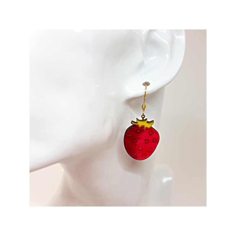 Boucle d'oreille femme pendantes en forme de Fraise vert et rose fabrication artisanale fait main Boucle d'oreille femme pendantes en forme de Fraise vert et rose fabrication artisanale fait main
