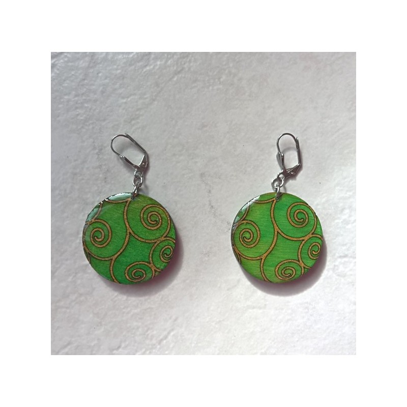 Boucle d'oreille fantaisie artisanale verte à spirale forme ronde Boucle d'oreille fantaisie artisanale verte à spirale forme ronde