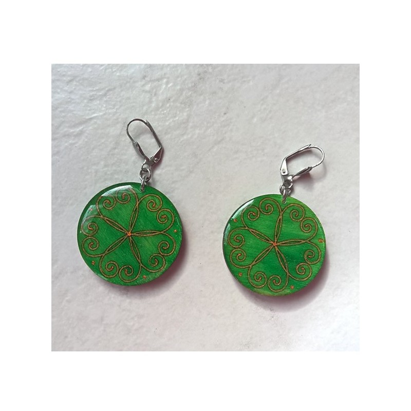 Boucle d'oreille artisanale verte bijou fantaisie baroque forme ronde décor de coeurs Boucle d'oreille artisanale verte bijou fantaisie baroque forme ronde décor de coeurs