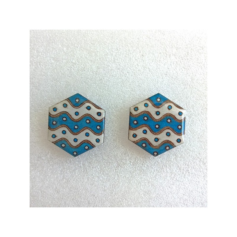 Boucle d'oreille bouton bleu blanc hexagone à vague, décor original, bijou de créateur Boucle d'oreille bouton bleu blanc hexagone à vague, décor original, bijou de créateur