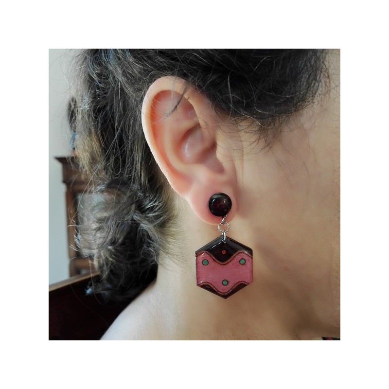 Positionnement de la boucle d'oreille fantaisie rose et blanc hexagone décor vague bijou de créateur modèle présenté marron et Positionnement de la boucle d'oreille fantaisie rose et blanc hexagone décor vague bijou de créateur modèle présenté marron et