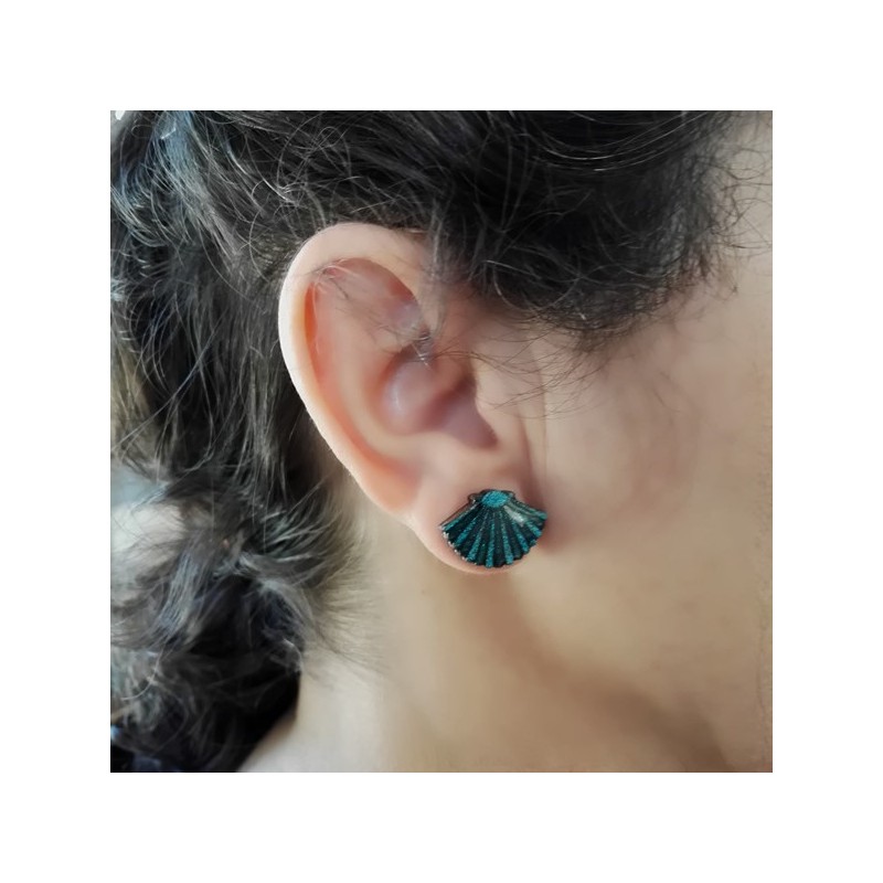 Boucle d'oreille fantaisie forme coquille saint jacques turquoise et pailleté pour oreilles percées Boucle d'oreille fantaisie forme coquille saint jacques turquoise et pailleté pour oreilles percées