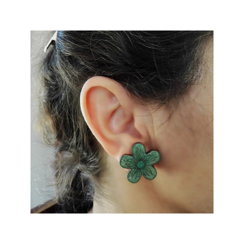 Boucle d'oreille fantaisie moyenne fleur verte peut être réalisée pour oreille non percée bijou artisnal Boucle d'oreille fantaisie moyenne fleur verte peut être réalisée pour oreille non percée bijou artisnal