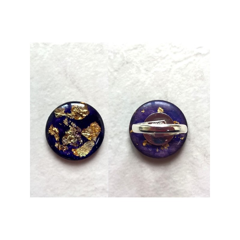 Bague artisanale décor pailleté doré sur fond violet créé par Clémentine Bague artisanale décor pailleté doré sur fond violet créé par Clémentine
