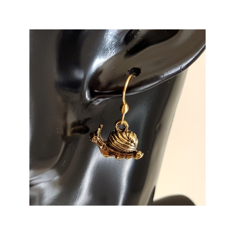 Boucle d'oreille fantaisie escargot doré autres thèmes et autre monture sur demande Boucle d'oreille fantaisie escargot doré autres thèmes et autre monture sur demande