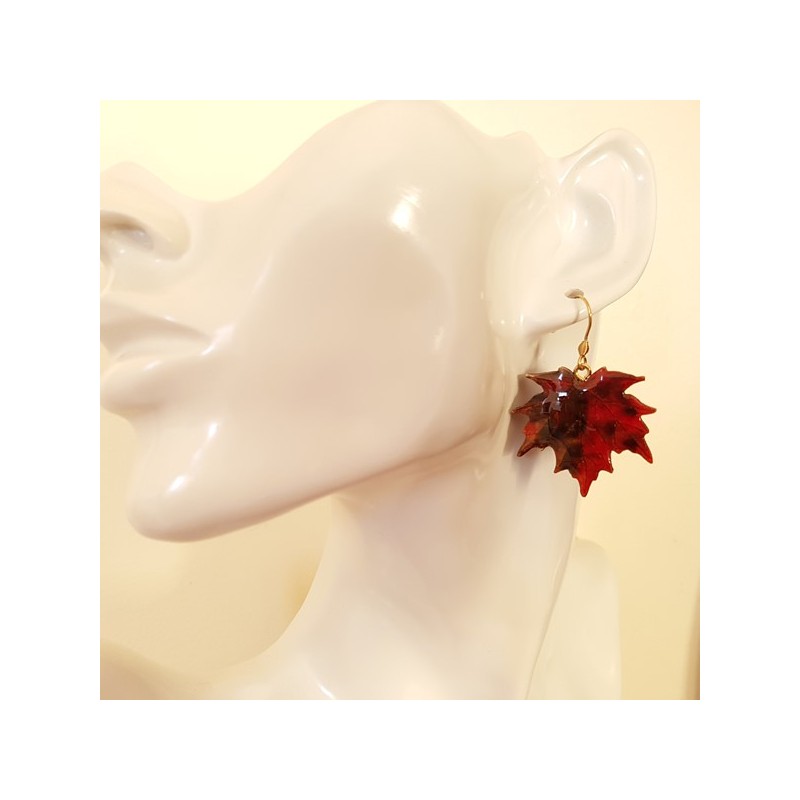 Boucle d'oreille feuille d'érable rouge brun, bijou de créateur signé au dos Boucle d'oreille feuille d'érable rouge brun, bijou de créateur signé au dos
