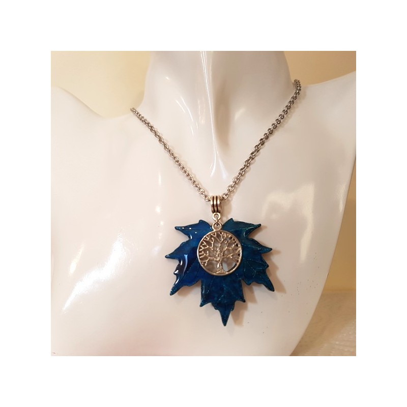 collier femme pendentif feuille d'érable et arbre de vie turquoise, signé, création artisanale françaiise collier femme pendentif feuille d'érable et arbre de vie turquoise, signé, création artisanale françaiise