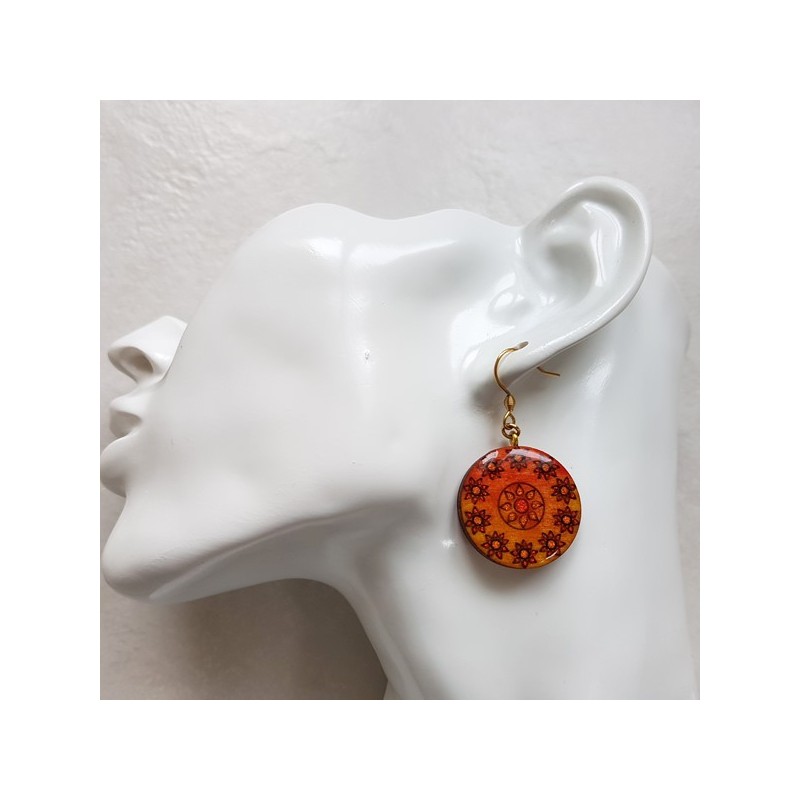 Boucles d'oreille fantaisie orange soleil et fleurs, bijou fantaisie décor à la main Boucles d'oreille fantaisie orange soleil et fleurs, bijou fantaisie décor à la main