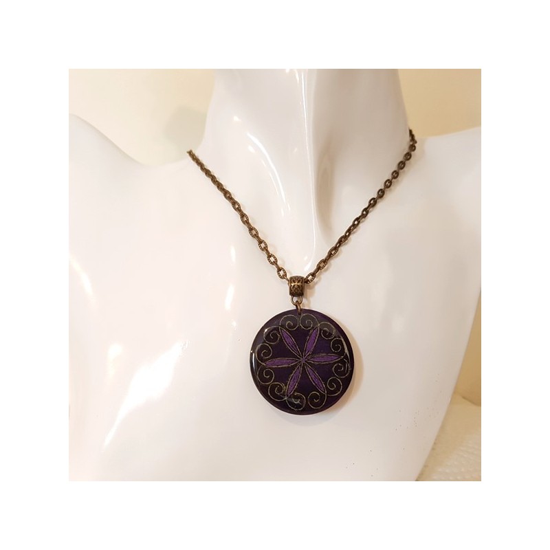 Pendentif médaillon femme baroque medieval violet et bronze Pendentif médaillon femme baroque medieval violet et bronze