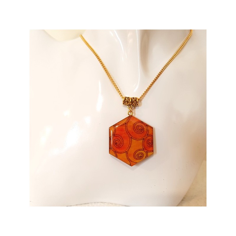 Collier femme pendentif forme hexagone orange et or bijou pour femme signé au dos Collier femme pendentif forme hexagone orange et or bijou pour femme signé au dos