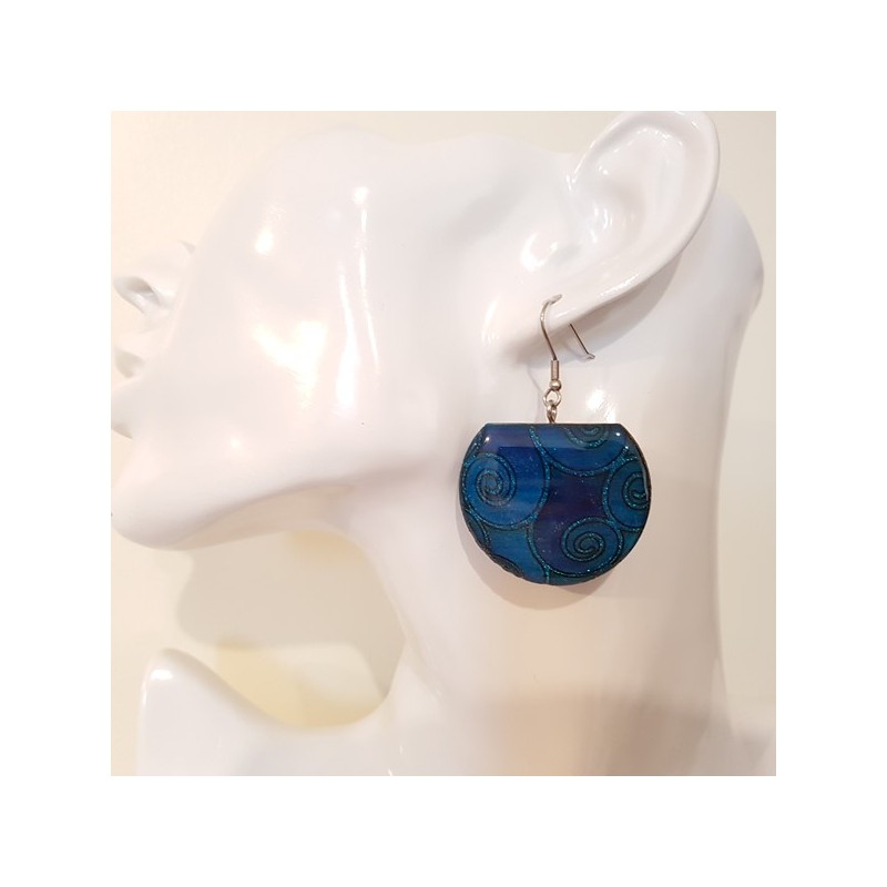 Boucle d'oreille pendante spirale bleue, modèle unique, bijou original cette boucle d'oreille pendante est signée Boucle d'oreille pendante spirale bleue, modèle unique, bijou original cette boucle d'oreille pendante est signée