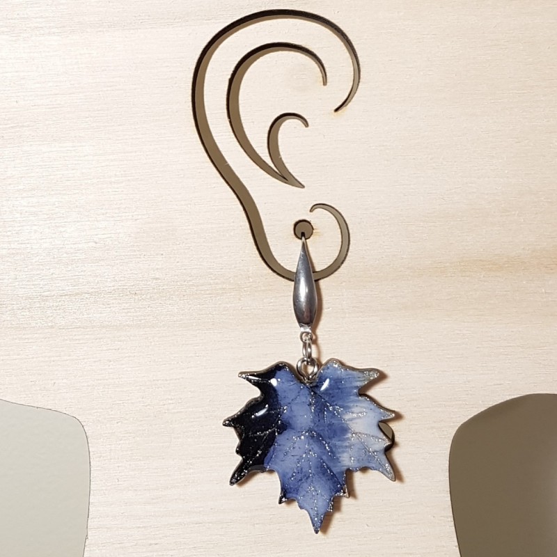 Paire de Boucle d'oreille pendante feuille érable noir / blanc signée au dos Paire de Boucle d'oreille pendante feuille érable noir / blanc signée au dos