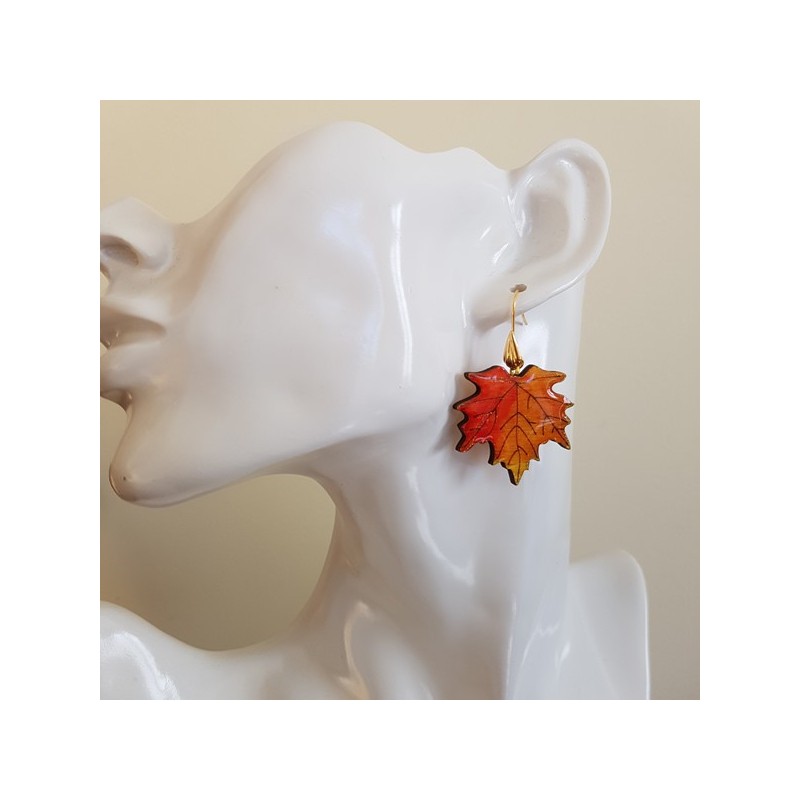 Boucle d'oreille artisanale feuille érable orange création artisanale monture plaqué or forme coquille Boucle d'oreille artisanale feuille érable orange création artisanale monture plaqué or forme coquille