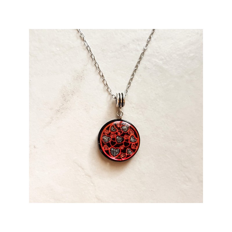 Collier pendentif artisanal coeur rouge et noir chaîne argent, créé par Clémentine Artisan d'art Collier pendentif artisanal coeur rouge et noir chaîne argent, créé par Clémentine Artisan d'art