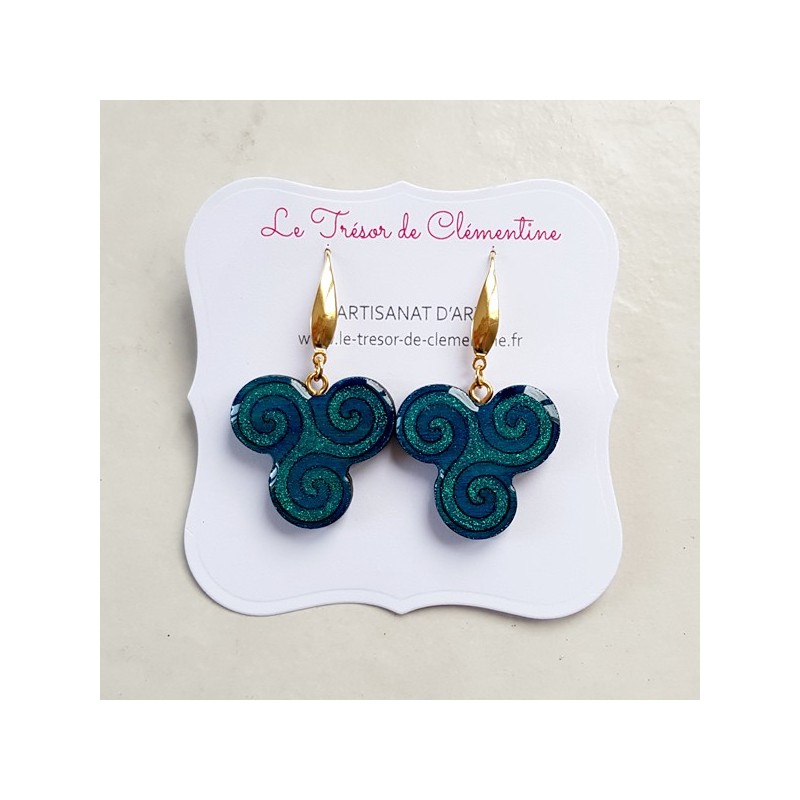 Boucles d'oreilles fantaisie triskel (triskèle) turquoise monture acier chirurgical artisanat d'art Boucles d'oreilles fantaisie triskel (triskèle) turquoise monture acier chirurgical artisanat d'art
