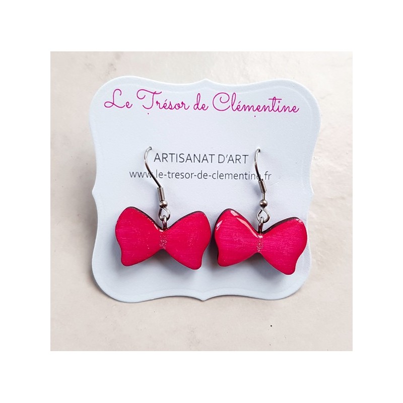 Boucle d'oreille bijou femme noeud papillon rose artisanat d'art signé au dos Boucle d'oreille bijou femme noeud papillon rose artisanat d'art signé au dos