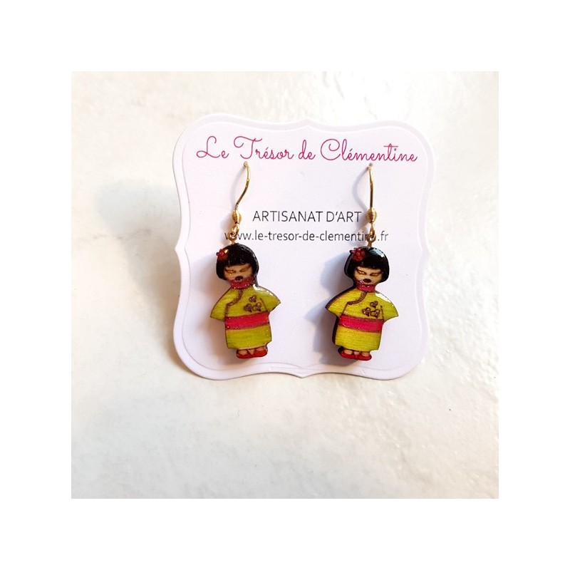 Boucle oreille pendante poupée japonaise modèle unique Boucle oreille pendante poupée japonaise modèle unique