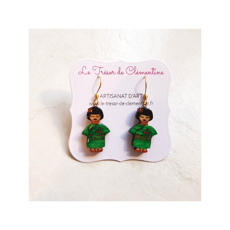 Boucle oreille fantaisie poupée japonaise vert Boucle oreille fantaisie poupée japonaise vert