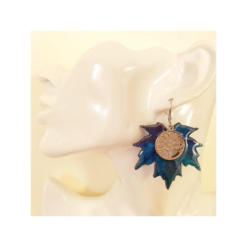 Grande Boucle d'oreille arbre de vie feuille érable tons bleu à turquoise, existe en 3 tailles autres coloris Grande Boucle d'oreille arbre de vie feuille érable tons bleu à turquoise, existe en 3 tailles autres coloris