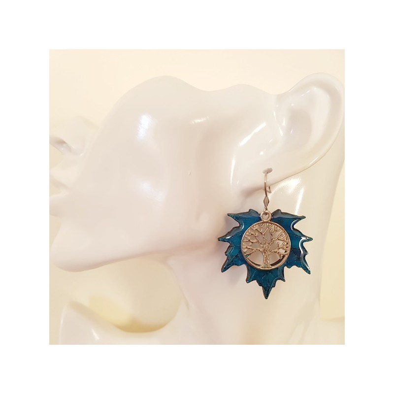 Boucles d'oreilles fantaisie arbre de vie feuille érable tons bleu, petite taille, existe en 2 autres tailles autres coloris Boucles d'oreilles fantaisie arbre de vie feuille érable tons bleu, petite taille, existe en 2 autres tailles autres coloris