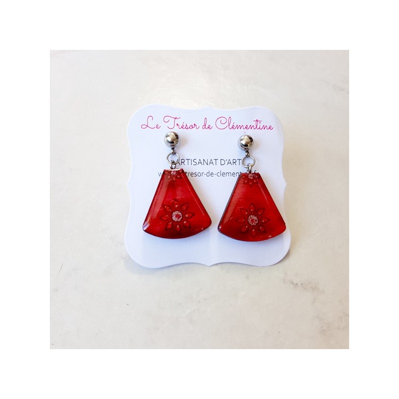 Boucle d'oreille décor soleil rouge et pailleté triangle tronqué Boucle d'oreille décor soleil rouge et pailleté triangle tronqué