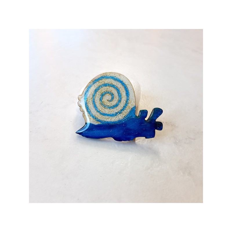 Broche artisanale escargot à spirale bleu et blanc pailleté Broche artisanale escargot à spirale bleu et blanc pailleté