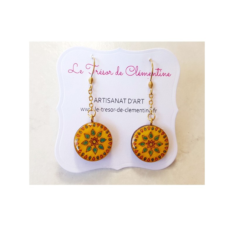 Boucle d'oreille pendant décor soleil jaune et turquoise aspect émail artisanat d'art Boucle d'oreille pendant décor soleil jaune et turquoise aspect émail artisanat d'art