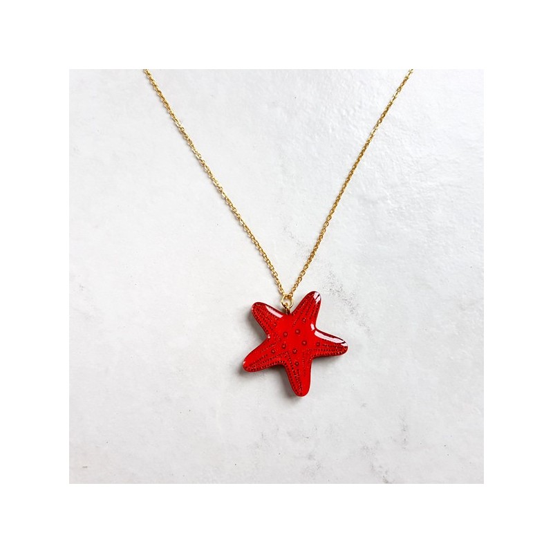 Collier étoile de mer rouge sur chaîne dorée fabrication artisanale Collier étoile de mer rouge sur chaîne dorée fabrication artisanale