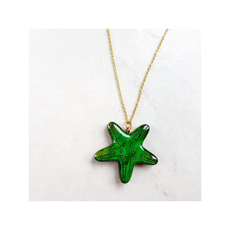 Collier étoile de mer verte sur chaîne dorée fabrication artisanale Collier étoile de mer verte sur chaîne dorée fabrication artisanale
