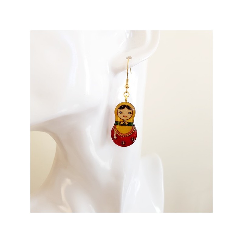 Pendants d'oreille poupée rouge et jaune Pendants d'oreille poupée rouge et jaune