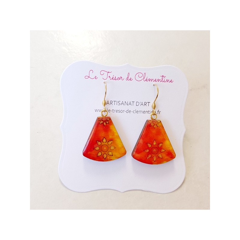 Boucle d'oreille décor soleil orange à feu et pailleté triangle tronqué Boucle d'oreille décor soleil orange à feu et pailleté triangle tronqué