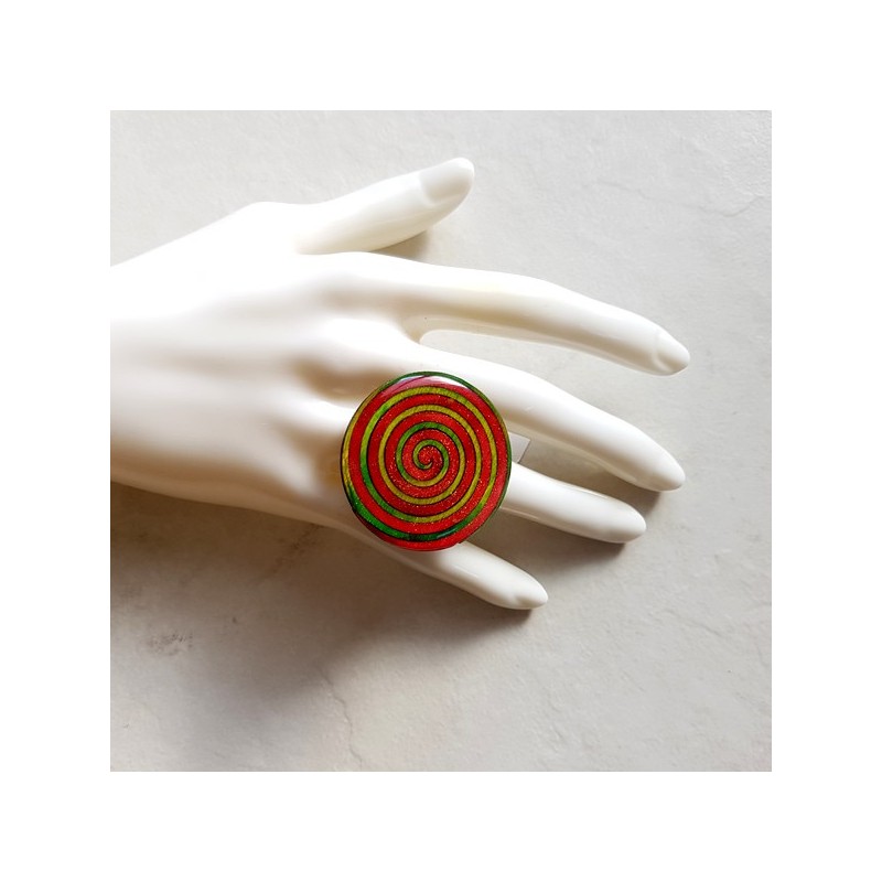 Grande bague décor spirale vert et rose bijou artisanat d'art français, léger support réglable de qualité Grande bague décor spirale vert et rose bijou artisanat d'art français, léger support réglable de qualité