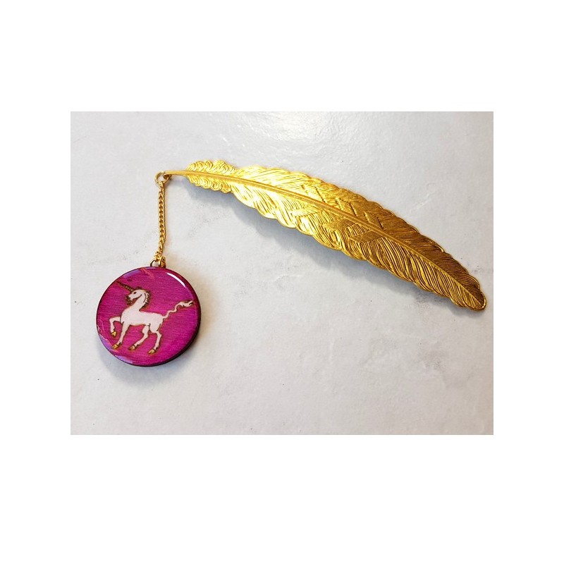 Marque page licorne blanc fond fushia pailleté et plume dorée Marque page licorne blanc fond fushia pailleté et plume dorée