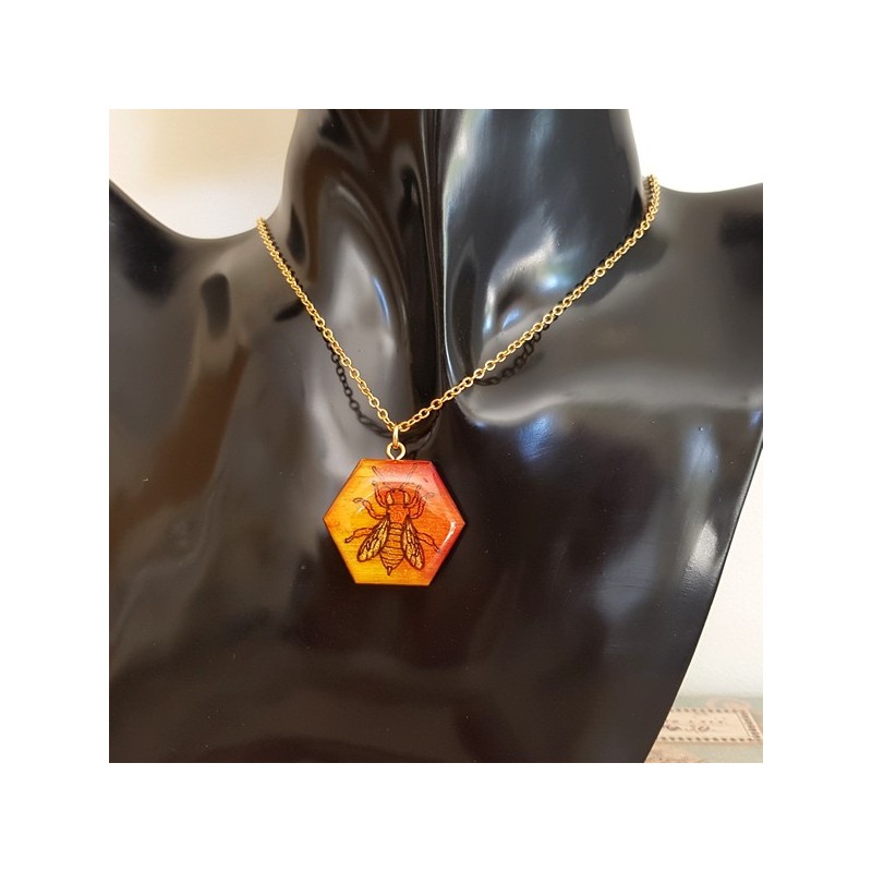 Collier abeille avec chaîne dorée fabrication artisanale Collier abeille avec chaîne dorée fabrication artisanale