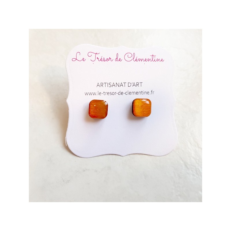 Petit bouton d'oreille, puce d'oreille orange Petit bouton d'oreille, puce d'oreille orange