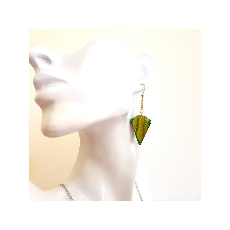 Boucle d'oreille fantaisie vert acidulé triangle tronqué sur chaîne dorée Boucle d'oreille fantaisie vert acidulé triangle tronqué sur chaîne dorée