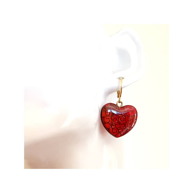Boucle d'oreille fantaisie coeur baroque rouge sur dormeuse dorée, bijou original, signé au dos, fabrication artisanale français Boucle d'oreille fantaisie coeur baroque rouge sur dormeuse dorée, bijou original, signé au dos, fabrication artisanale français