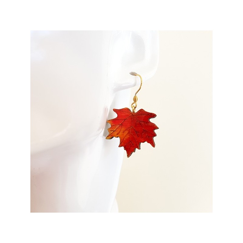 Boucle d'oreille fantaisie feuille érable ton feu jaune à orangé Boucle d'oreille fantaisie feuille érable ton feu jaune à orangé