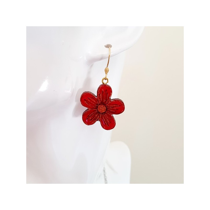 Boucle d'oreille pendante avec fleur rouge et dorée Boucle d'oreille pendante avec fleur rouge et dorée